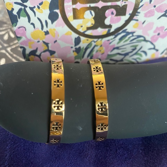 Tory Burch gold pierced T hoop earrings -New - Picture 4 of 5